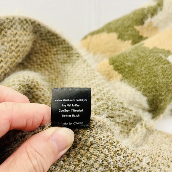 POL Camo Oversized Camouflage Print Fuzzy Sweater Women's Size Small - Picture 7 of 7